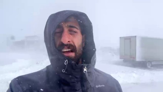 Karayazı'da fırtına etkili oluyor