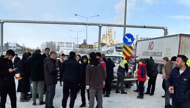 Aşkale Belediyesi'nden yolda kalan sürücülere sıcak ikram