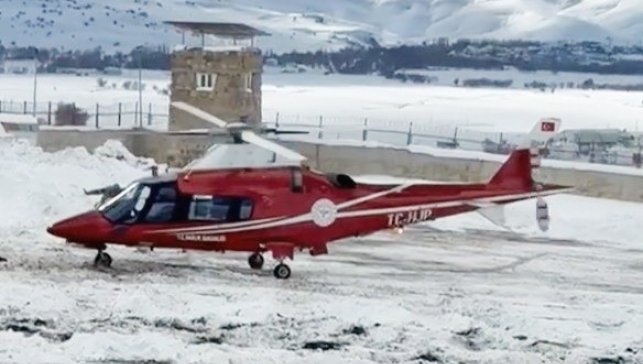 Muş'ta yenidoğan bebek için ambulans helikopter havalandı