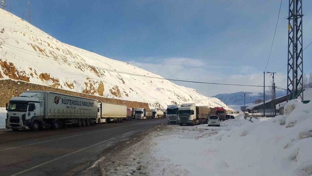 Bingöl-Erzurum kara yolu ağır tonajlı araç trafiğine kapatıldı: Kilometrelerce kuyruk oluştu