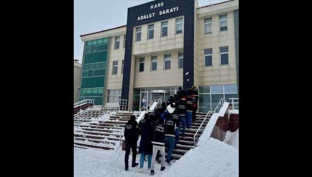 Kars'ta sokak satıcılarına yönelik uyuşturucu operasyonunda 5 zanlı tutuklandı