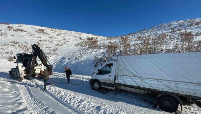 Elazığ'da şarampole düşen pikap kurtarıldı