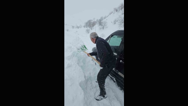 Bahçesaray'da çığ faciası son anda atlatıldı: Araçtaki aile ölümden döndü