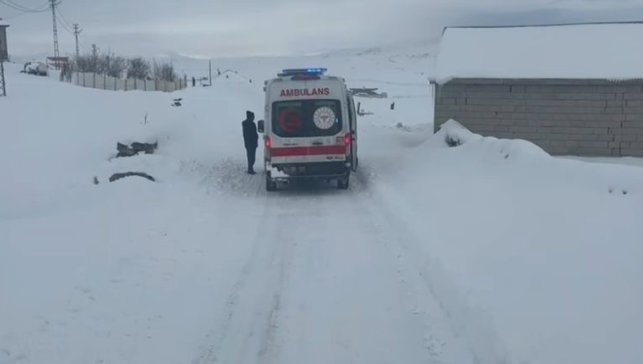 Ağrı Patnos’ta karla kapanan köy yolu açıldı, hastalar hastaneye ulaştırıldı