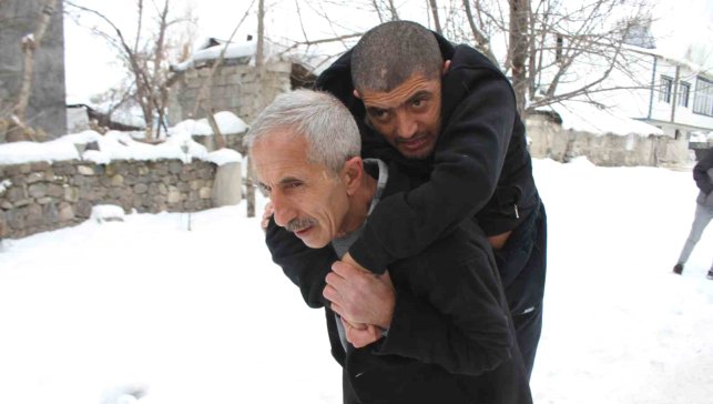 Annesinin mezarına gidebilmek için talep ettiği sandalyeye kavuştu