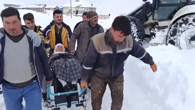 Ağrı Hamur’da yolu kapanan köyde mahsur kalan hasta, 4 saatlik çalışmayla kurtarıldı