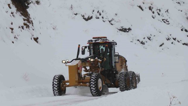 Oltu'da 65 mahalle yolunu ulaşıma açmak için çalışmalar sürüyor