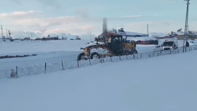 Kars'ta 'kar kaplanları'ndan hayat mesaisi