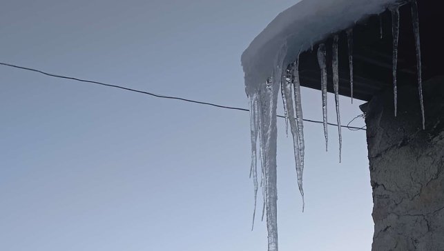 Malatya'da buz sarkıtları metreyle ölçüldü