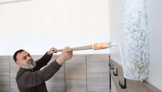 Şehit oğlunun adının verildiği okulu boyayarak eğitime hazırladı