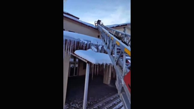 Patnos'ta buz sarkıtlarına Karşı sahada çalışmalarını sürdürüyor