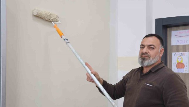 Bir babanın vefası: Şehit oğlunun adını taşıyan okulu kendi elleriyle yeniliyor