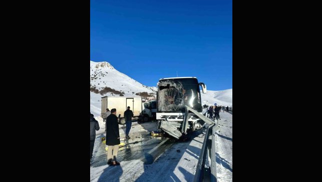 Tutak'ta trafik kazası çok sayıda yaralı var