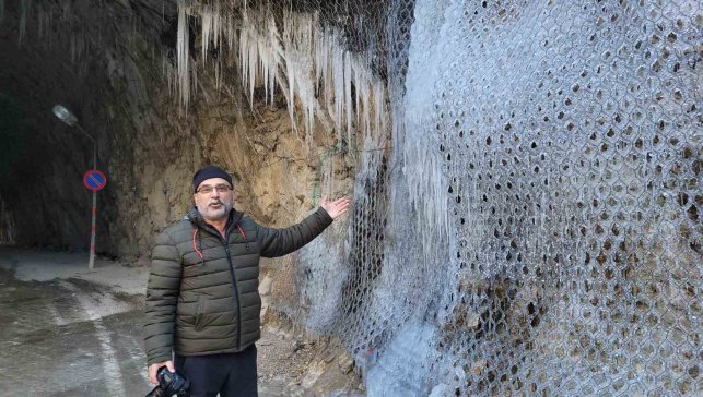 Kemaliye'de 'dünyanın en zorlu yolları' arasında gösterilen "Taş Yolu" buz tuttu