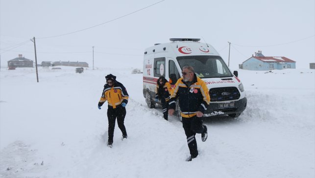 Kars'ta ekipler yoğun kar ve tipiye rağmen hastalara Hızır gibi yetişiyor