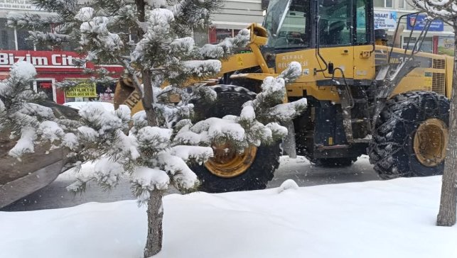 Aşkale'de kar temizleme çalışmaları son sürat devam ediyor