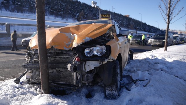 Erzurum'da 3 aracın karıştığı zincirleme kazada 3 kişi yaralandı