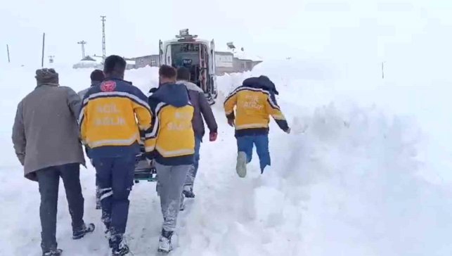 Ağrı Hamur’da karla kapanan köy yolunda 4 saatlik mücadele, hastaya umut oldu
