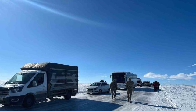 Eksi 30'a düşen sıcaklıklarda buz pistine dönen yolda araçlar mahsur kaldı