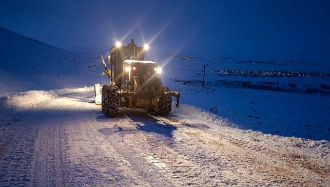 Van'da belediye ekipleri kardan yolları kapanan kırsal mahallelerdeki hastalar için seferber oldu