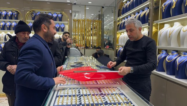 Van'da AK Parti Gençlik Kolları üyeleri esnafa Türk bayrağı hediye etti