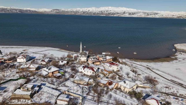 Mavinin ve beyazın buluştuğu köy, eşsiz manzaralar oluşturdu