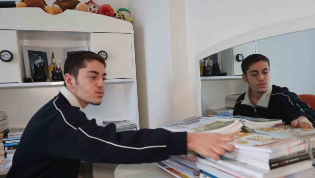 18 günlükken uzuvlarını kaybeden genç azmiyle örnek oluyor