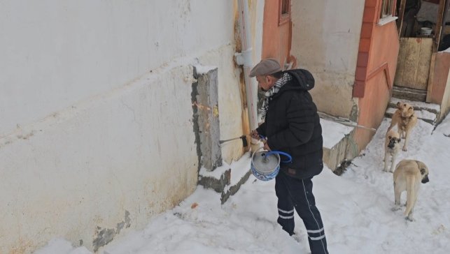 Doğu buz kesti: Donan su şebekeleri pürmüzle ısıtılmaya çalışıldı