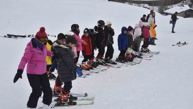 Bitlis'te çocuklar karne tatilinde kayak öğreniyor