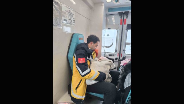 Eleşkirt’te sağlık ekiplerinden hızlı müdahale: Anne ve bebek evde sağ salim