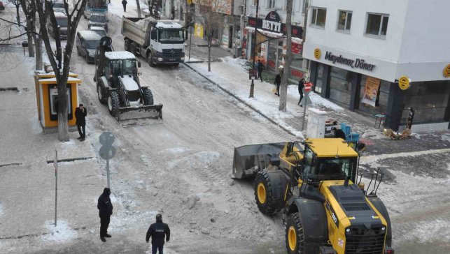 Kars Belediyesi'nden yoğun kar mesaisi: Caddeler temizleniyor