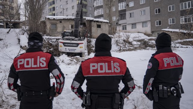 Erzurum'da suça zemin hazırlayan metruk binaların yıkımı sürüyor