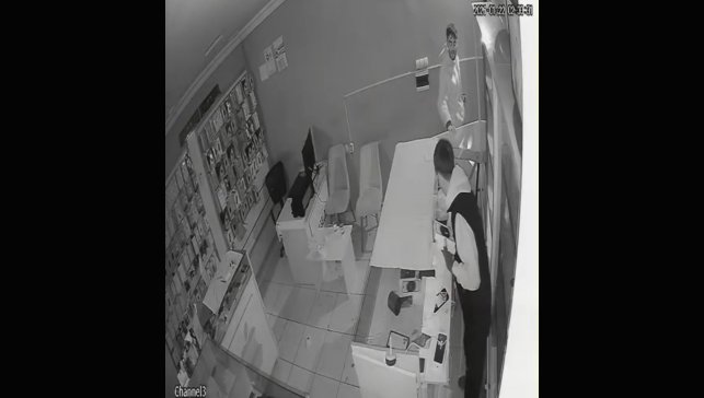 Iğdır’da telefon mağazasında gece hırsızlığı kameraya yansıdı