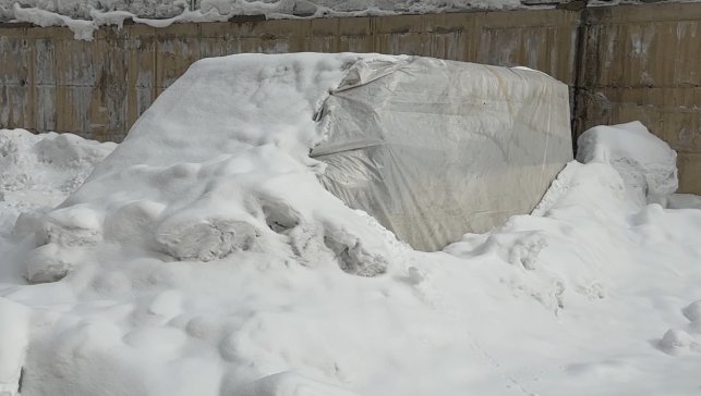 Yüksekova 'Buz Devri'ni yaşıyor: Araçlara brandalı koruma, çatılarda dev sarkıtlar