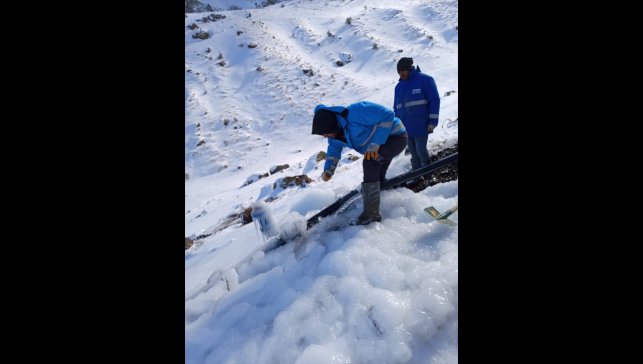 VASKİ ekipleri karla kaplı bölgedeki su arızasını giderdi