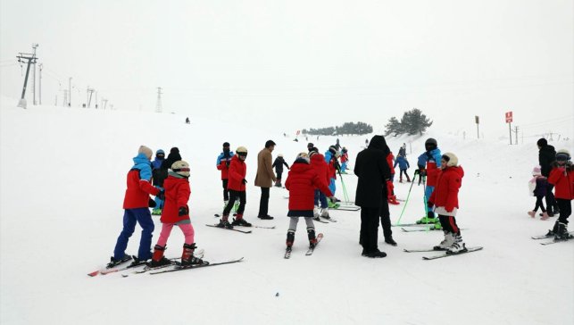 Ağrı'da denetimli serbestlik tedbiri altındaki yükümlülerin çocuklarına kayak eğitimi