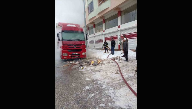 Muş'ta park halindeki tırda yangın