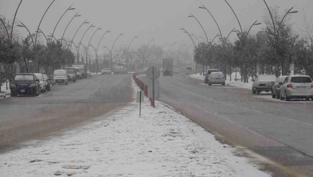 Malatya'da kar yağışı nedeniyle kamu personeline idari izin ve motosikletlere trafik yasağı