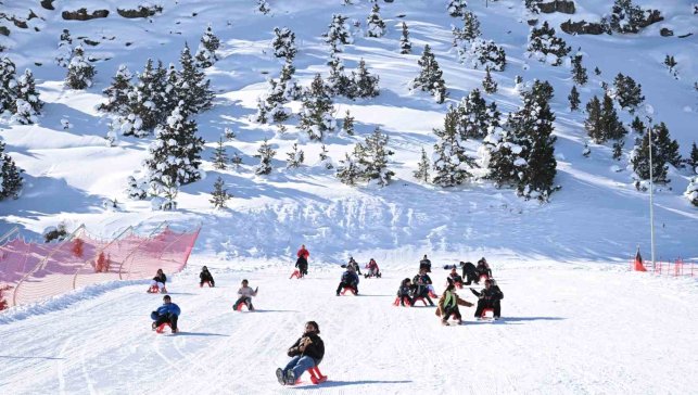 Erzincan'da 70 öğrenci Ergan Dağı'nda kızak keyfi yaşadı