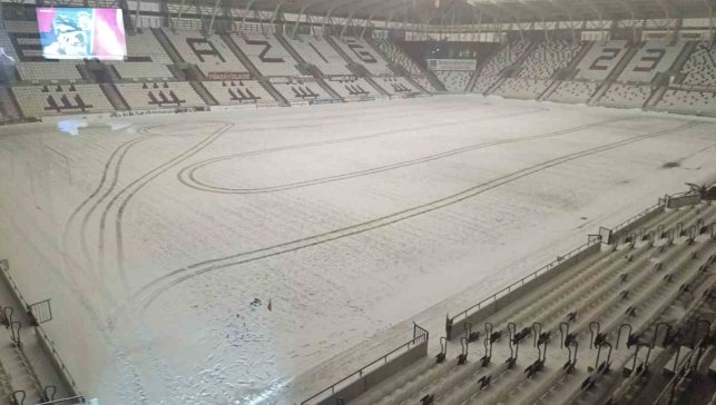 Bir gün önce temizlenmişti: Elazığ Atatürk Stadı yine beyaza büründü