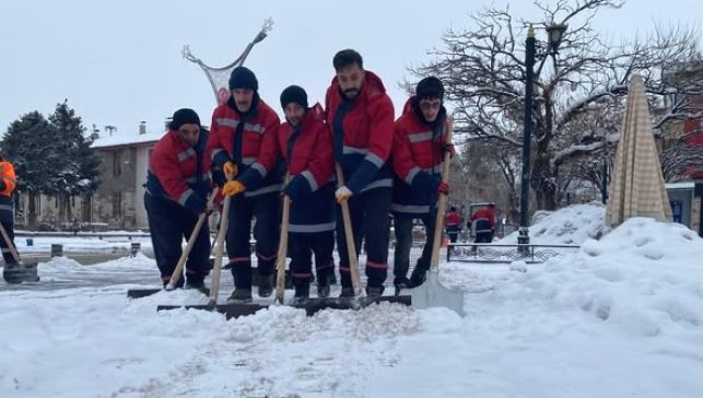 Erzincan kent merkezinde karla mücadele çalışmaları sürüyor