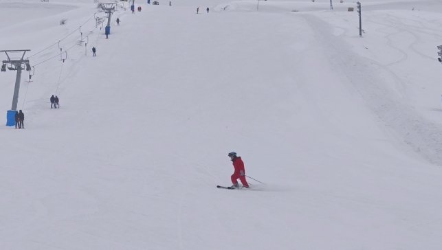 Bitlisli çocuklar tatilde kayak merkezine akın etti