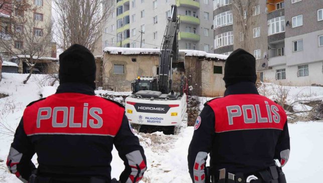 Erzurum'da güvenlik ve huzur için metruk binalar tek tek yıkılıyor
