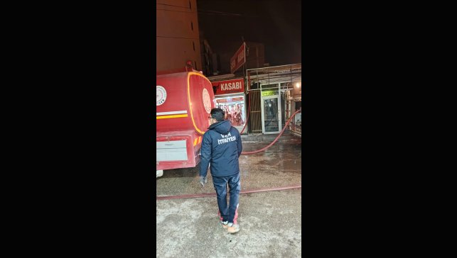 Van'da korkutan yangın: 5 iş yeri zarar gördü
