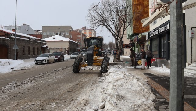 Kars'ta caddelerde biriken karlar kamyonlarla şehir dışına taşınıyor