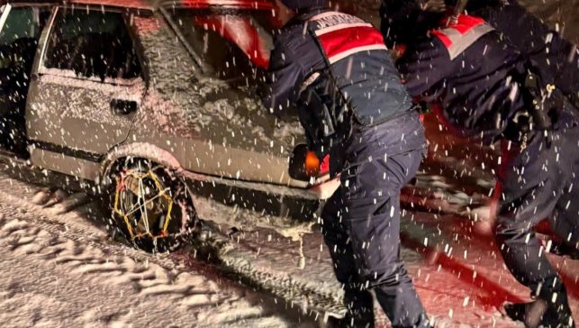 Malatya'da kar nedeniyle yolda kalan sürücülere jandarma yardım etti