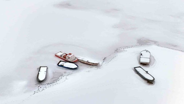 Nazik Gölü tamamen dondu