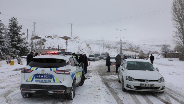 Kar nedeniyle kapanan Malatya-Kayseri kara yolu yeniden ulaşıma açıldı