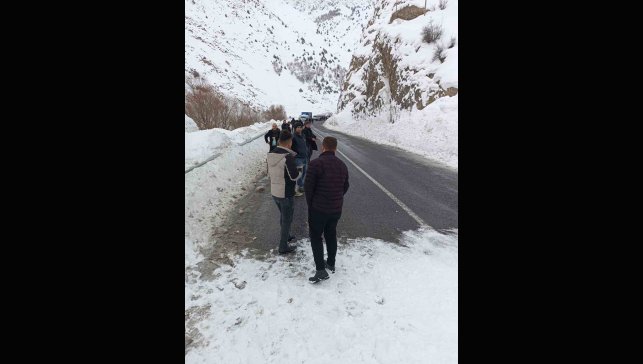 Hakkari-Van kara yoluna çığ düştü