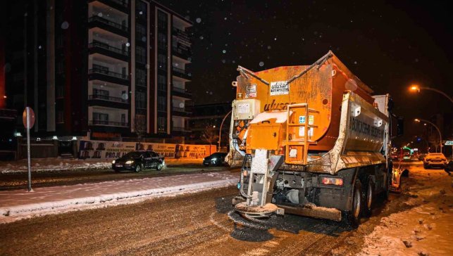 Malatya Büyükşehir Belediyesi karla mücadelede 7/24 sahada